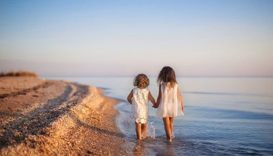 ocmd vacation rentals children walking on the beach